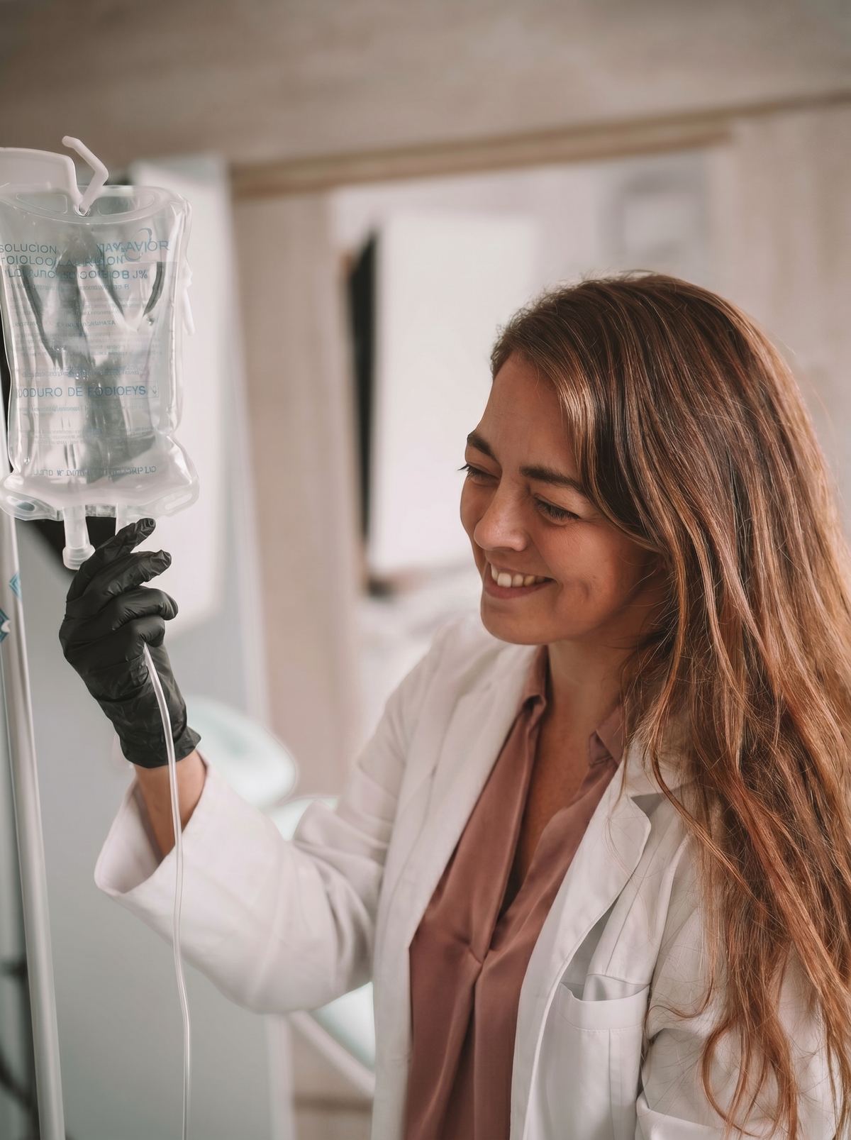 La Dra. Visentini preparando una sueroterapia