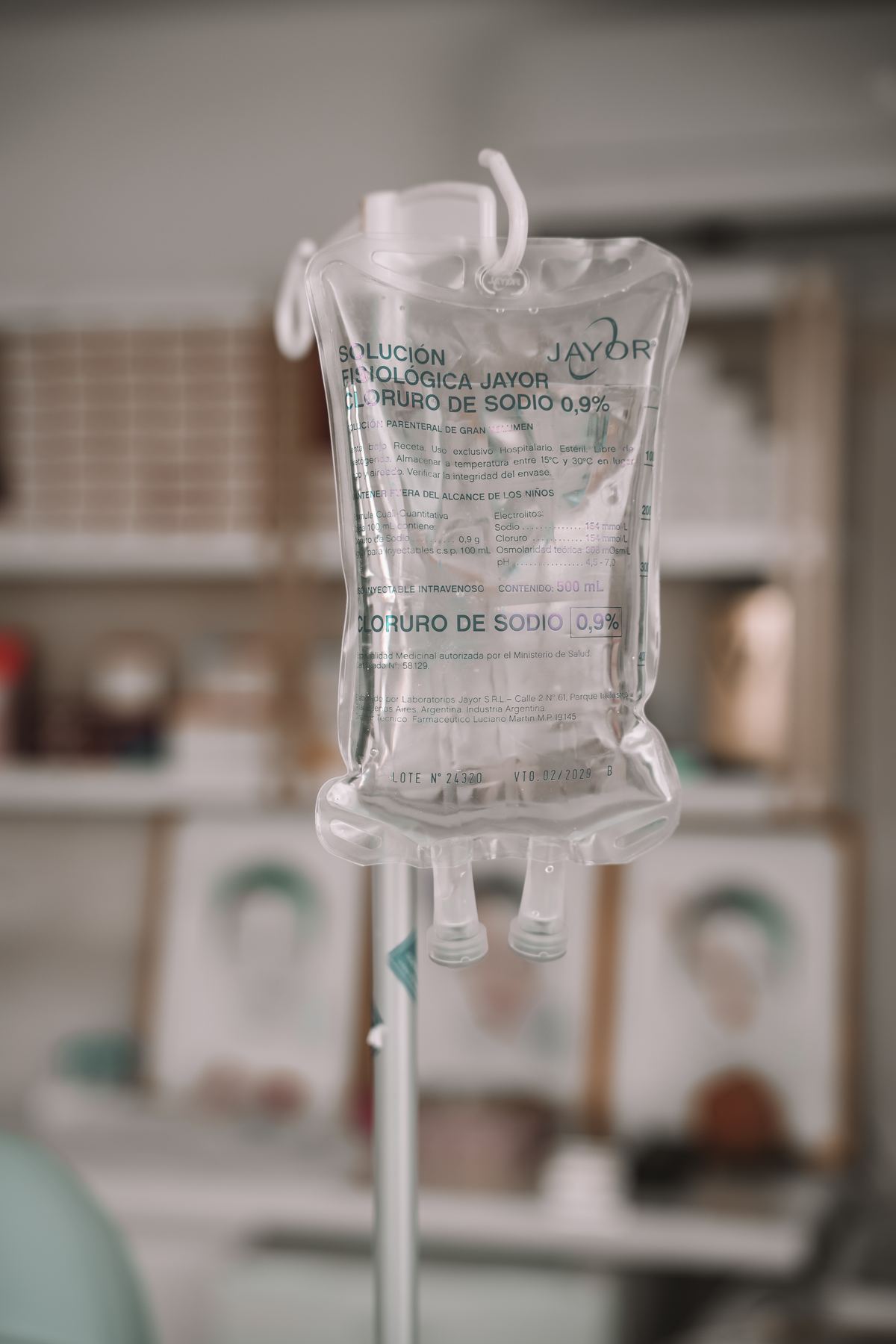 Infusión intravenosa en la sala de sueros